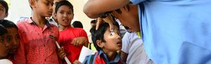 Augenuntersuchung bei einem Kind in Bangladesch